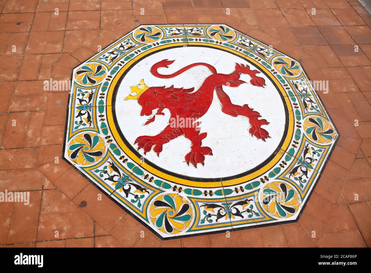Séville,Espagne-02-06-17: Un beau mur carreaux de céramique avec un motif ancien décoré sur le sol place de l'Espagne. Banque D'Images