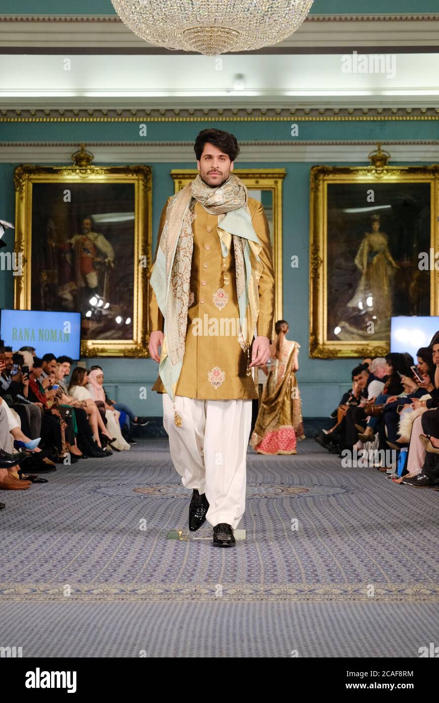 Un mannequin se promène au salon de la mode Rana Noman lors du Lifestyle London 2019, qui présente le design pakistanais. Banque D'Images