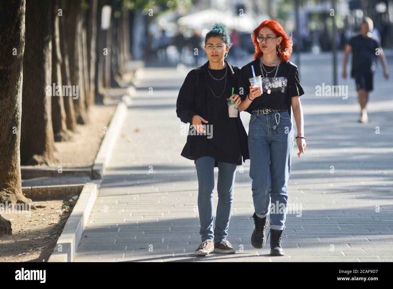 Amies italiennes marchant sur la Piazza Umberto I, via Sparano da Bari. Bari, Italie Banque D'Images