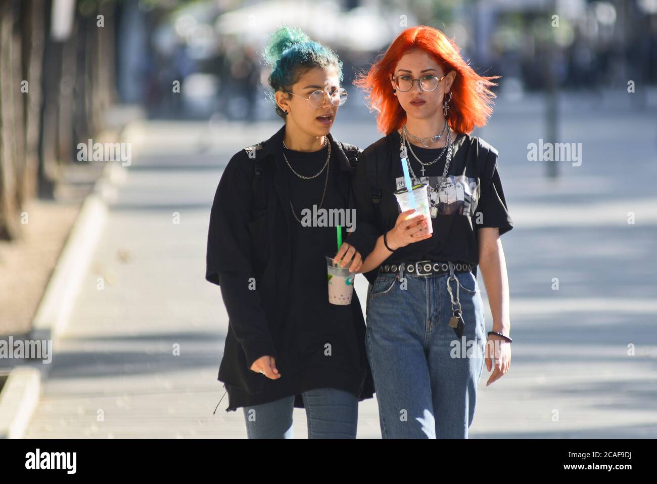 Amies italiennes marchant sur la Piazza Umberto I, via Sparano da Bari. Bari, Italie Banque D'Images