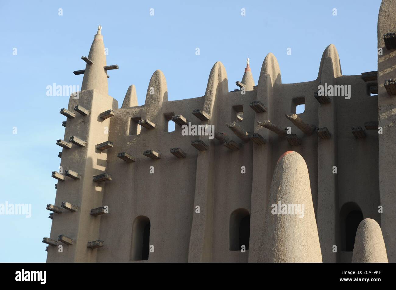 Photo en petit angle de la Grande Mosquée de Djenne située à Djenne, Mali, en plein jour Banque D'Images