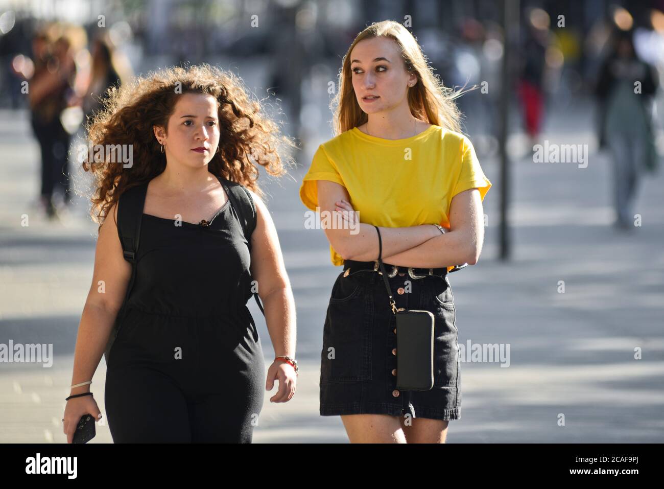 Jeunes filles italiennes à Piazza Umberto I, via Sparano da Bari. Bari, Italie Banque D'Images