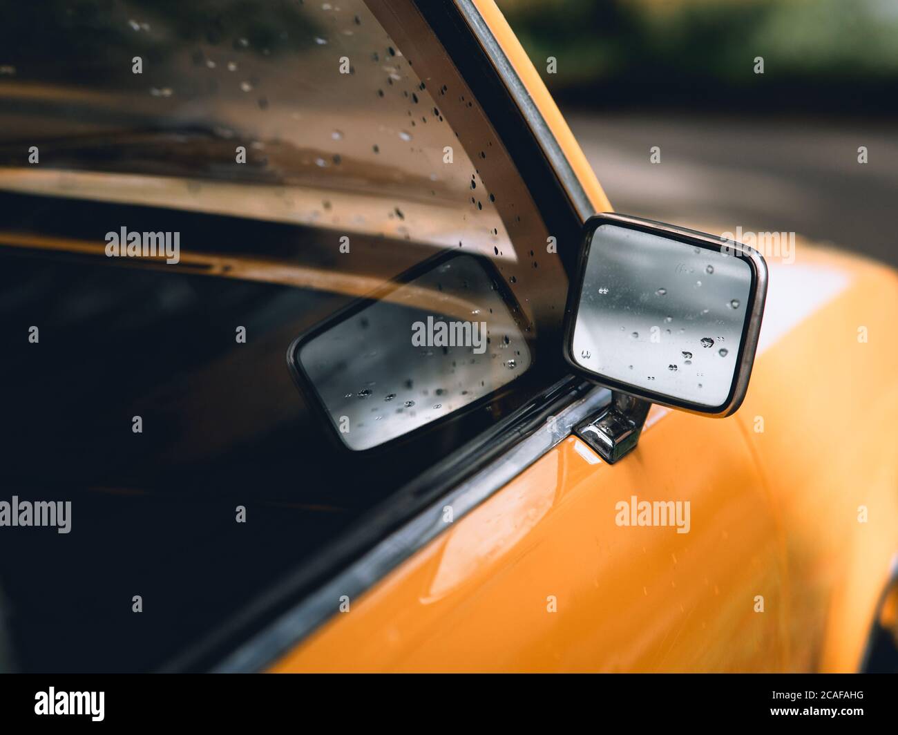 Gros plan d'un miroir latéral d'un jaune vintage voiture Banque D'Images