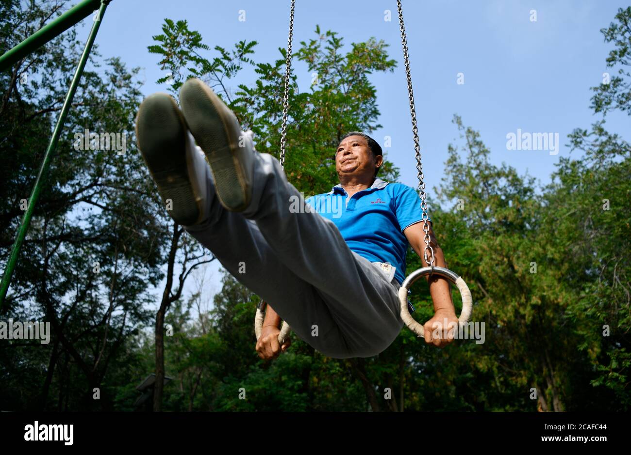 (200807) -- BEIJING, 7 août 2020 (Xinhua) -- du Qiuwang, 69 ans, pratique la gymnastique au parc Xigu, dans le nord de la Chine, Tianjin, 4 août 2020. Un groupe de personnes âgées a formé une équipe de gymnastique à Tianjin il y a dix ans. Ils ont pratiqué régulièrement comme exercice physique quotidien. L'équipe compte maintenant plus de 20 membres, avec une moyenne d'âge de 68 ans. « l'exercice nous permet de maintenir un bon état physique, ce qui est très utile pour améliorer la qualité de vie. » a déclaré Tong Yugen, le chef d'équipe âgé de 66 ans. Au fur et à mesure que l'équipe devient plus connue, plus de 100 amateurs de fitness les ont rejoints dans l'exercice quotidien. Banque D'Images