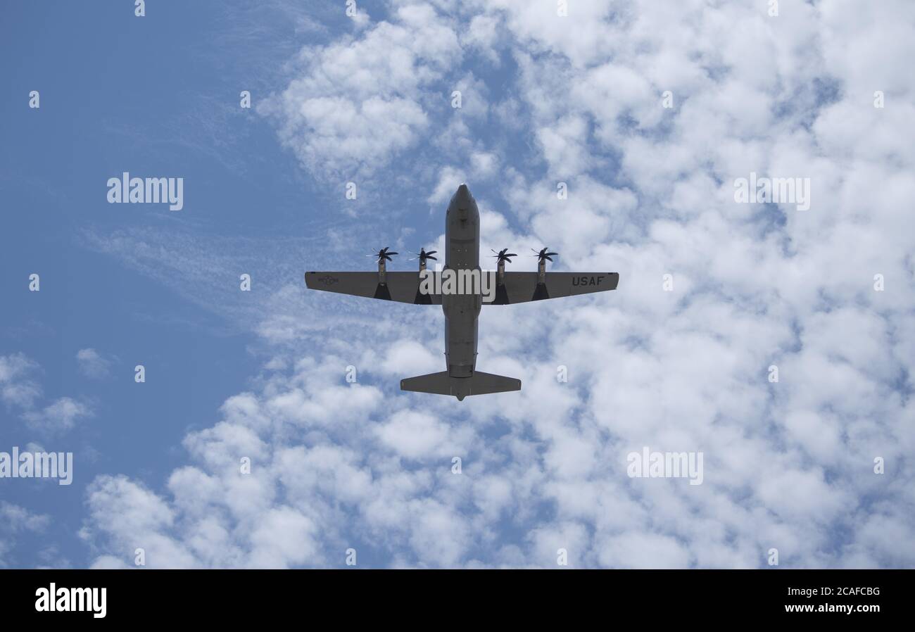 Un avion C-130J Super Hercules de la 317e Escadre de transport aérien vole au cours d'un exercice d'entrée forcée conjointe à la base aérienne de Dyess, Texas, le 14 juillet 2020. Cet exercice, appelé le « Herk Nation Stampede », a validé la mission du Commandement de la mobilité aérienne consistant à rivaliser, à dissuader et à gagner n’importe où, à tout moment, en démontrant la capacité de s’emparer d’un terrain d’aviation au sein d’un environnement ennemi très contesté. (É.-U. Photo de la Force aérienne par Airman 1ère classe Nicole Molignano) Banque D'Images