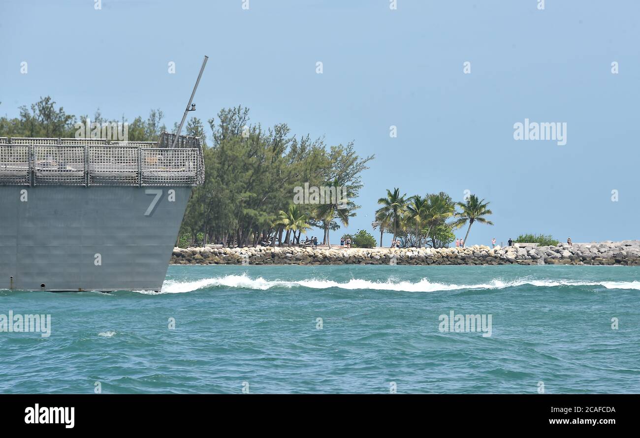 200605-N-KM072-007 KEY WEST, Floride (le 5 juin 2020) les Beachgoers se préparent à entrer dans le port Truman de la base aérienne navale de Key West, le navire de combat littoral de classe Freedom USS Detroit (LCS 7) qui passe à la pointe sud de Key West, Floride. Detroit est déployé dans la zone de commandement sud des États-Unis de manière responsable pour appuyer la mission de la Force opérationnelle interagences conjointe Sud, qui comprend la lutte contre le trafic illicite de drogues dans les Caraïbes et le Pacifique oriental. La base aérienne navale Key West est une installation de pointe pour les avions de combat de tous les services militaires, offrant un soutien de classe mondiale sur les quais Banque D'Images