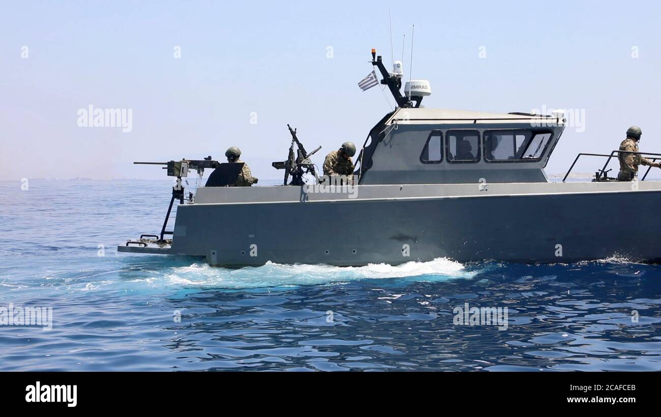 Les opérateurs spéciaux de la Marine hellénique du Commandement de la démolition sous-marine (DYK) engagent une cible au cours d'un exercice d'entraînement commun en direct avec des hommes de combat de guerre spéciale de la Marine américaine affectés à la guerre spéciale navale dans la mer Égée près de la Grèce le 16 juillet 2020. La mission de formation comprenait deux équipes d'opérations spéciales qui identifiaient et engageaient une cible à partir de leurs navires. (É.-U. Photo de l'armée par le Sgt. Aven Santiago) Banque D'Images