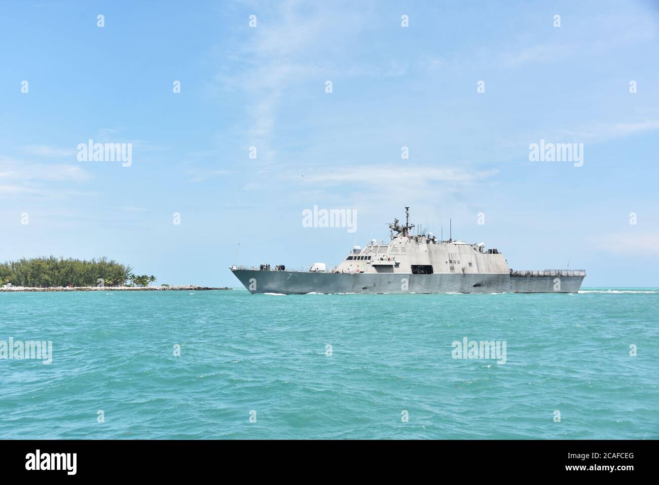 200605-N-KM072-006 KEY WEST, Floride (le 5 juin 2020) le navire de combat littoral de la classe Freedom USS Detroit (LCS 7) passe la pointe sud de Key West, Floride, se préparant à entrer dans le port Truman de la base aérienne navale de Key West. Detroit est déployé dans la zone de commandement sud des États-Unis de manière responsable pour appuyer la mission de la Force opérationnelle interagences conjointe Sud, qui comprend la lutte contre le trafic illicite de drogues dans les Caraïbes et le Pacifique oriental. La base aérienne de la Marine Key West est l'installation de pointe pour les avions de combat de tous les services militaires et fournit un soutien de classe mondiale à l'Amérique du Nord et à l'étranger Banque D'Images