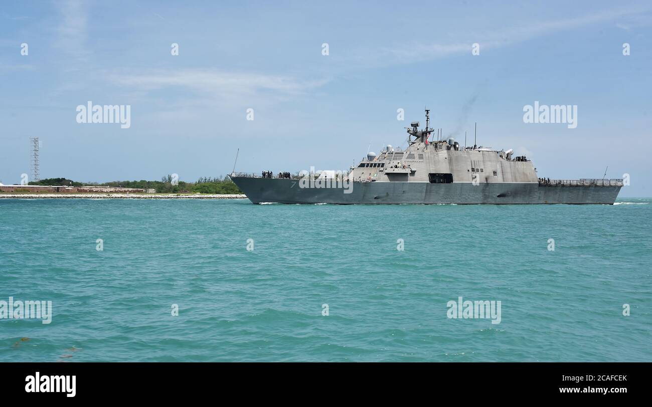 200605-N-KM072-008 KEY WEST, Floride (le 5 juin 2020) le navire de combat littoral de la classe Freedom USS Detroit (LCS 7) passe par le parc national historique de fort Zachary Taylor près de la pointe sud de Key West, Floride, se préparant à entrer dans le port Truman de la base aérienne navale de Key West. Detroit est déployé dans la zone de commandement sud des États-Unis de manière responsable pour appuyer la mission de la Force opérationnelle interagences conjointe Sud, qui comprend la lutte contre le trafic illicite de drogues dans les Caraïbes et le Pacifique oriental. La station aérienne navale Key West est l'installation de pointe pour les avions de combat de tous les services militaires, fournit WO Banque D'Images