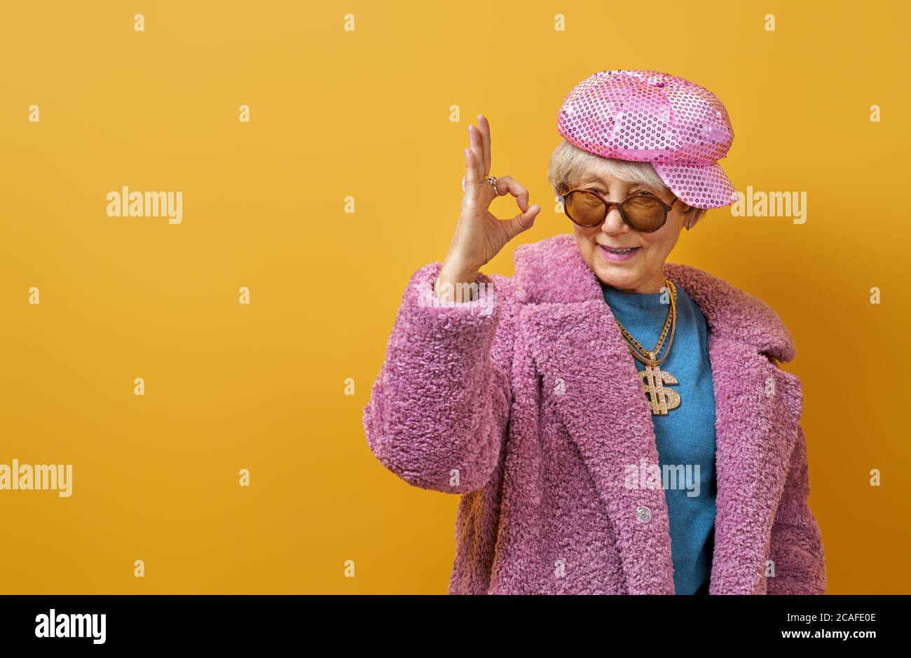 Portrait de femme âgée drôle sur fond de couleur Photo Stock - Alamy