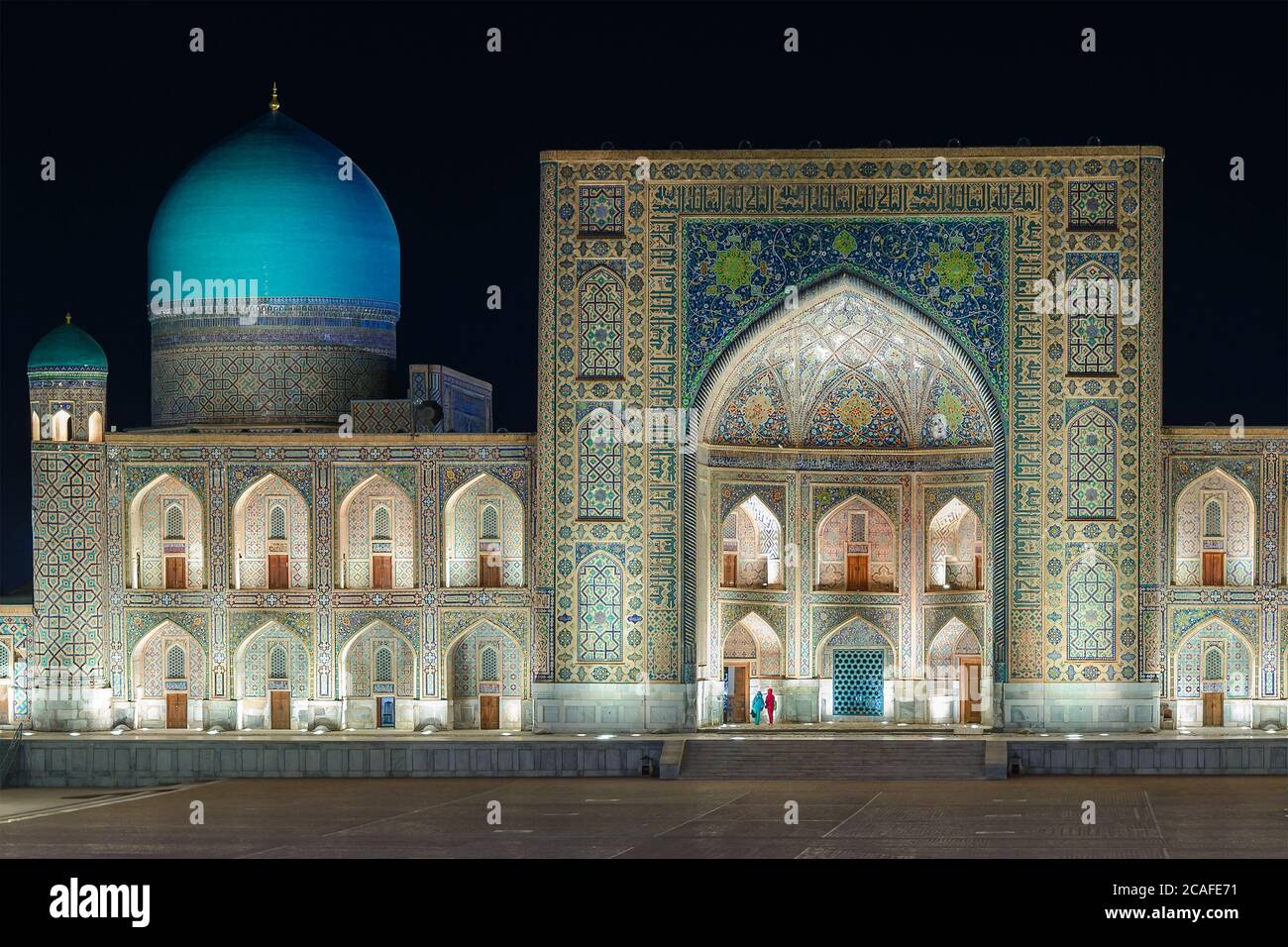 Tilya Kori Madrasa et mosquée avec dôme bleu et pishtaq ornementé la nuit. Madrasah Tilya Kari avec iwan et coupole cyan à Samarkand, Ouzbékistan. Banque D'Images
