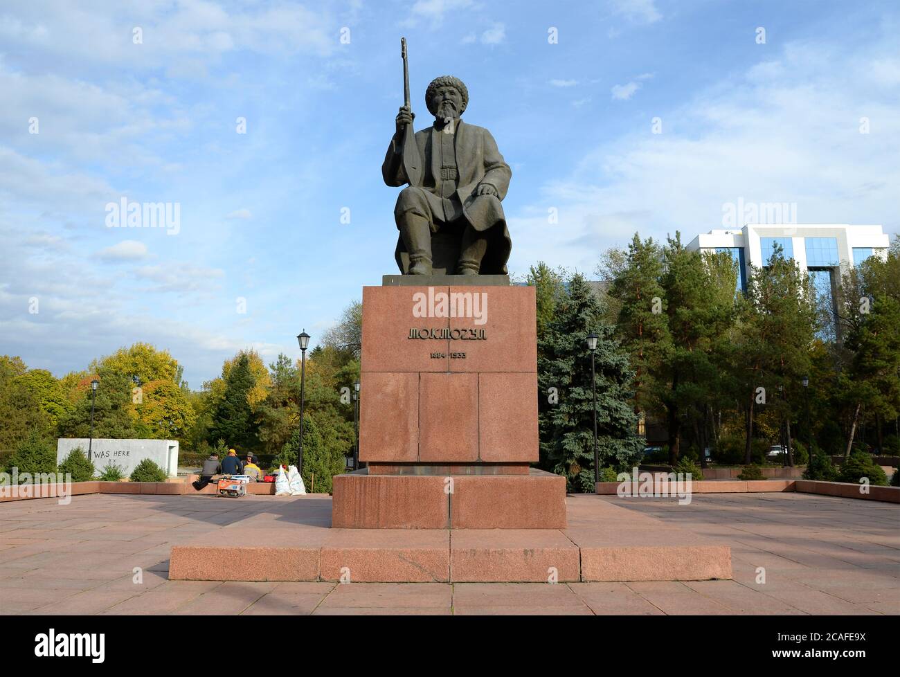 Statue de Toktogul Satylganov à Bichkek, Kirghizistan. Célèbres Akyns kirghizes – des poètes et des chanteurs improvisés. Poète et compositeur. Banque D'Images