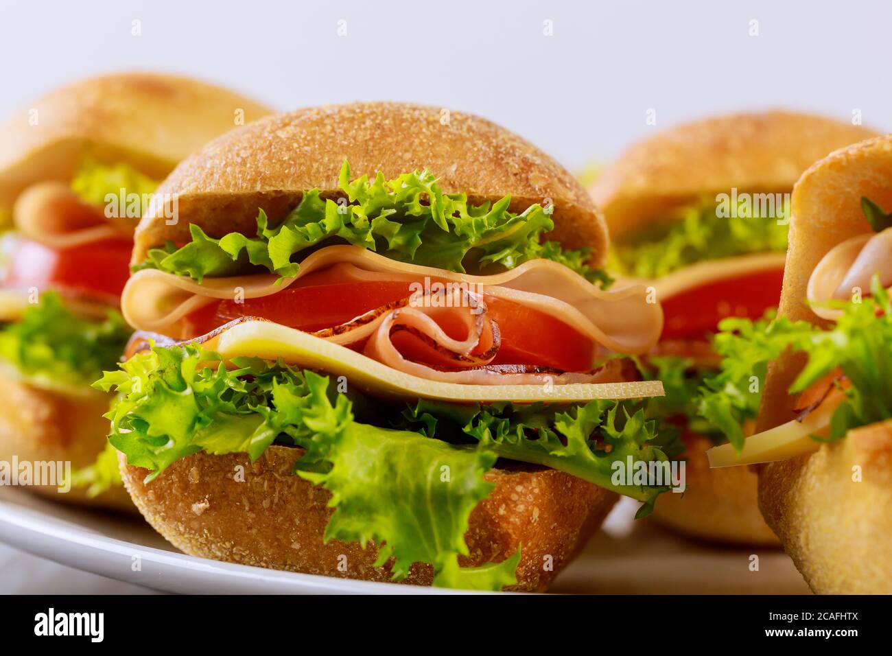 Délicieux sandwichs préparés avec du jambon, du fromage, de la laitue et de la tomate. Gros plan. Banque D'Images