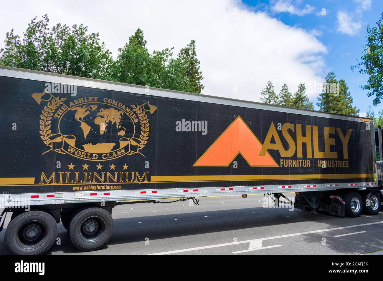 Ashley Furniture Industries semi-Truck fournit des produits aux clients - San Jose, Californie, USA - 2020 Banque D'Images