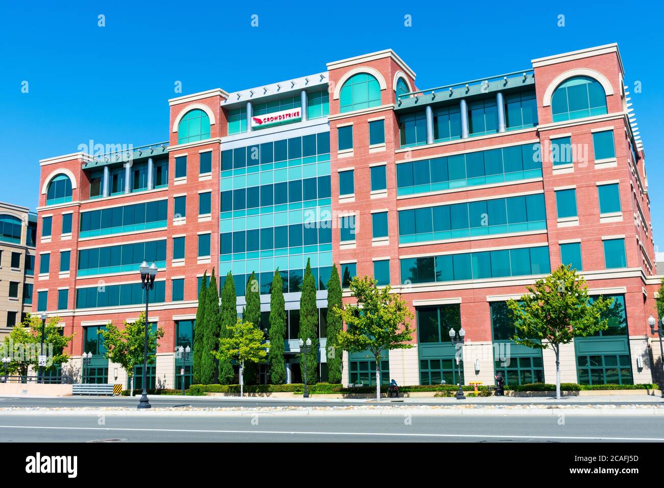 Signe et logo CrowdStrike au siège social de Silicon Valley. CrowdStrike Holdings, Inc. Est une société publique de technologie de cybersécurité - Sunnyvale, Cali Banque D'Images