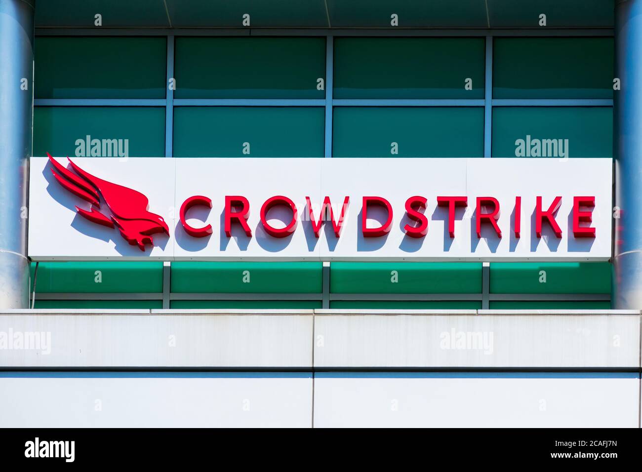 Signe et logo CrowdStrike au siège social de Silicon Valley. CrowdStrike Holdings, Inc. Est une société publique de technologie de cybersécurité - Sunnyvale, Cali Banque D'Images
