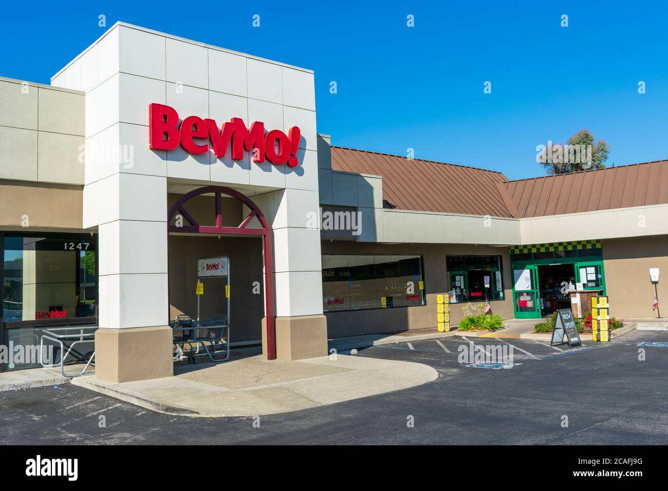 BevMo ! affiche et logo sur le magasin. BevMo ! Est un détaillant de supermagasins de boissons alcoolisées - Sunnyvale, Californie, Etats-Unis - 2020 Banque D'Images
