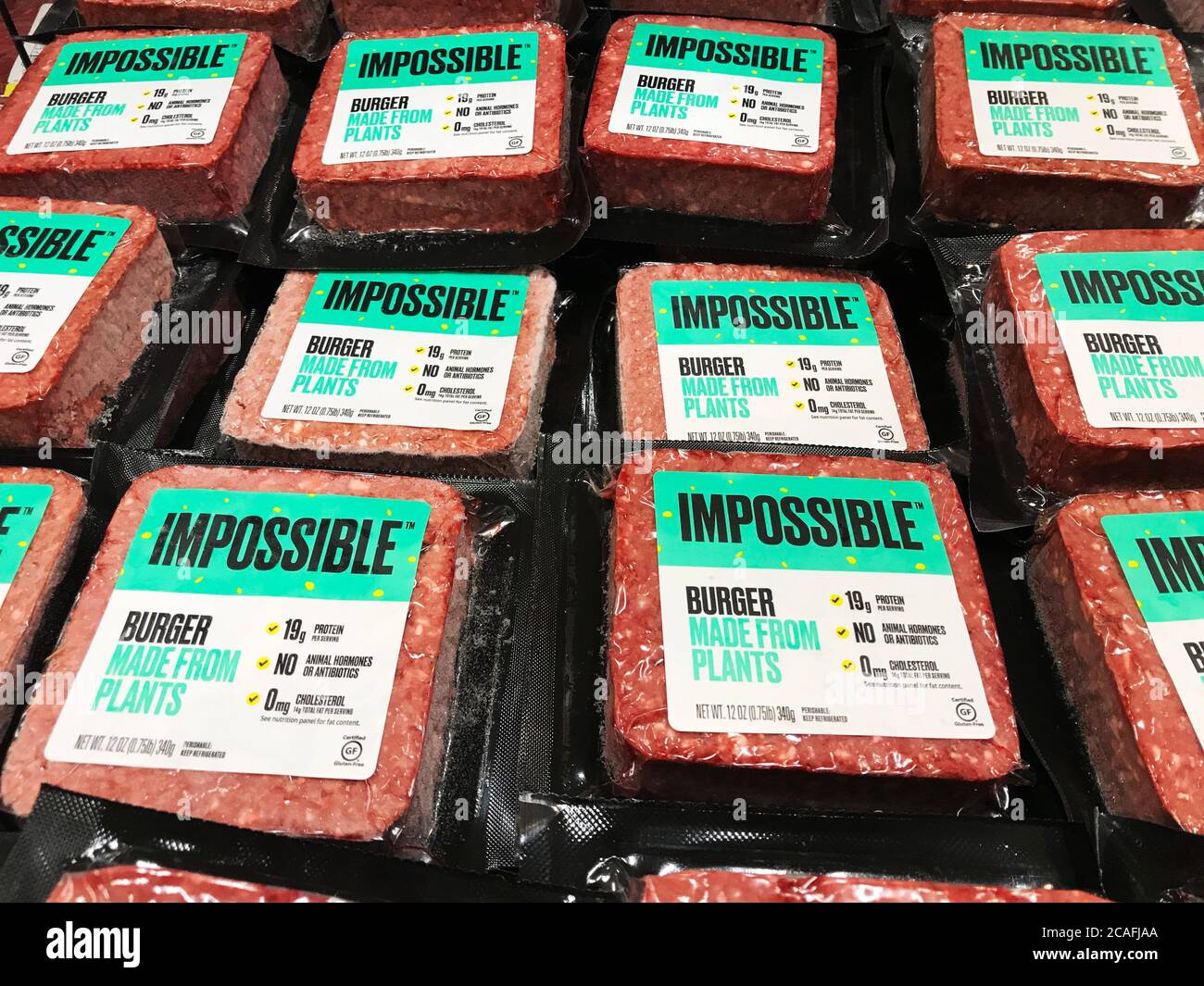 Impossible Foods marque usine-basée Argegers disponibles pour les clients végétaliens dans la section de viande de l'épicerie - San Jose, Californie, Etats-Unis - Banque D'Images