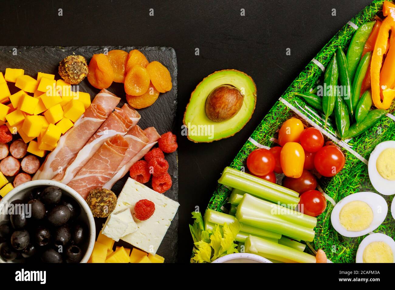 Assiette de légumes saine avec tableau de charcuterie et avocat. Banque D'Images