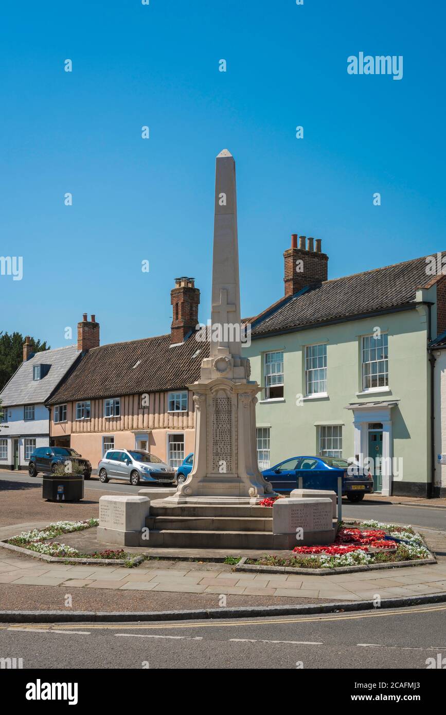 Monument de guerre du Royaume-Uni, vue sur le monument de guerre situé dans la ville marchande de Norfolk, Wymondham, East Anglia, Angleterre, Royaume-Uni Banque D'Images