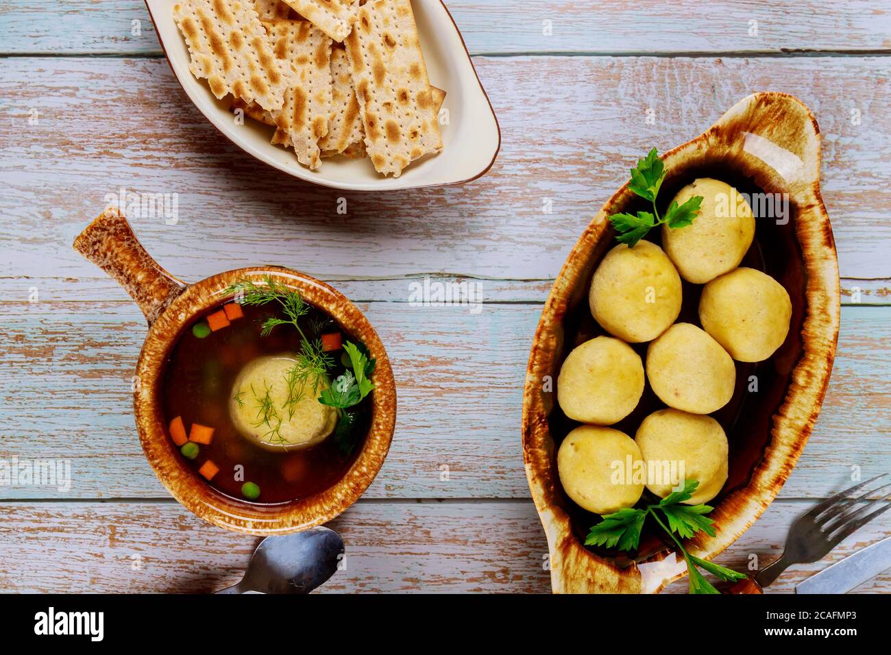 Soupe juive traditionnelle au matzah dans un pot en céramique avec des boules de matzo. Contenu des fêtes juives. Banque D'Images