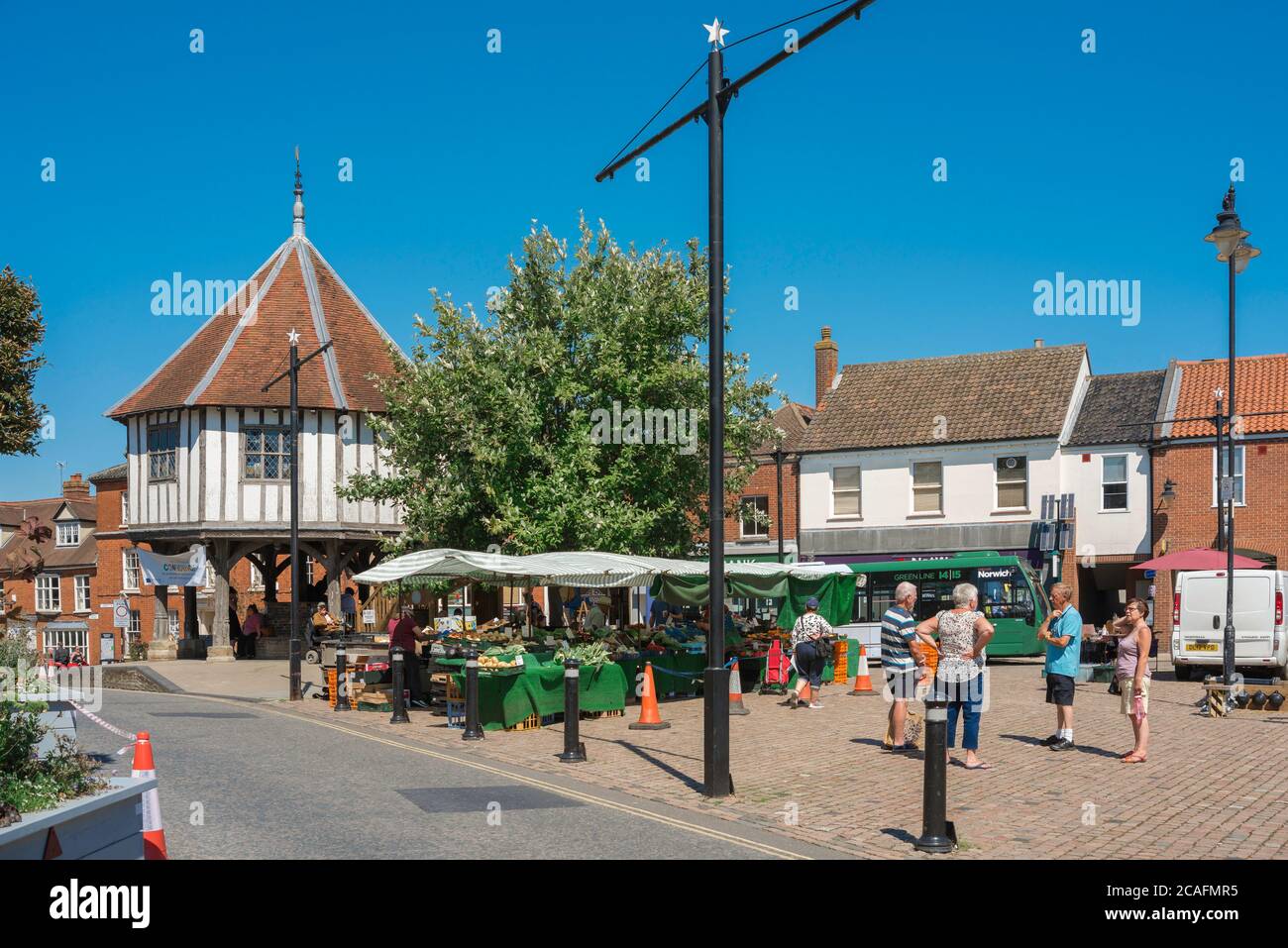 Wymondham Norfolk, vue en été de la place du marché le jour du marché dans le centre de la ville de Wymondham, Norfolk, East Anglia, Angleterre, Royaume-Uni Banque D'Images
