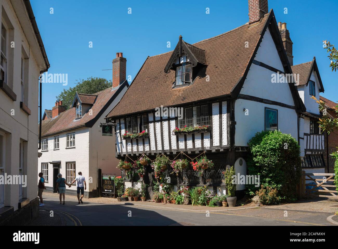 Wymondham Norfolk, vue en été de la Green Dragon Tavern - un pub dont le bâtiment date de 1371 dans le centre de Wymondham, Norfolk, Angleterre, Banque D'Images