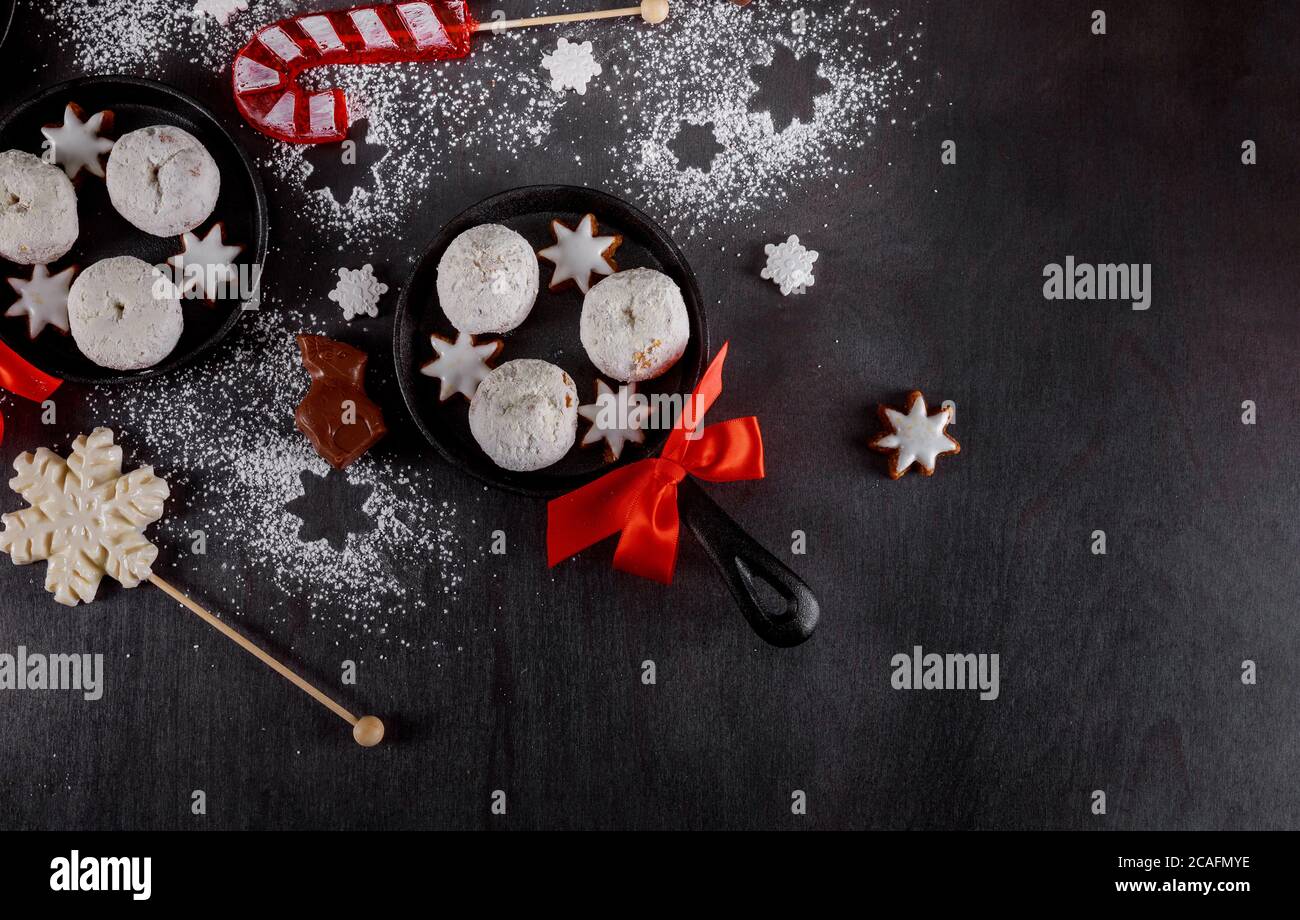 Biscuits de Noël, poêle avec de savoureux biscuits bonbons et chocolat sur fond de bois. Banque D'Images