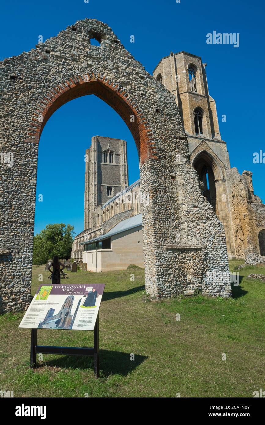 Abbaye de Wymondham, vue en été de l'abbaye de Wymondham (fondée en 1107) dans la ville de marché de Wymondham, Norfolk, East Anglia, Royaume-Uni Banque D'Images