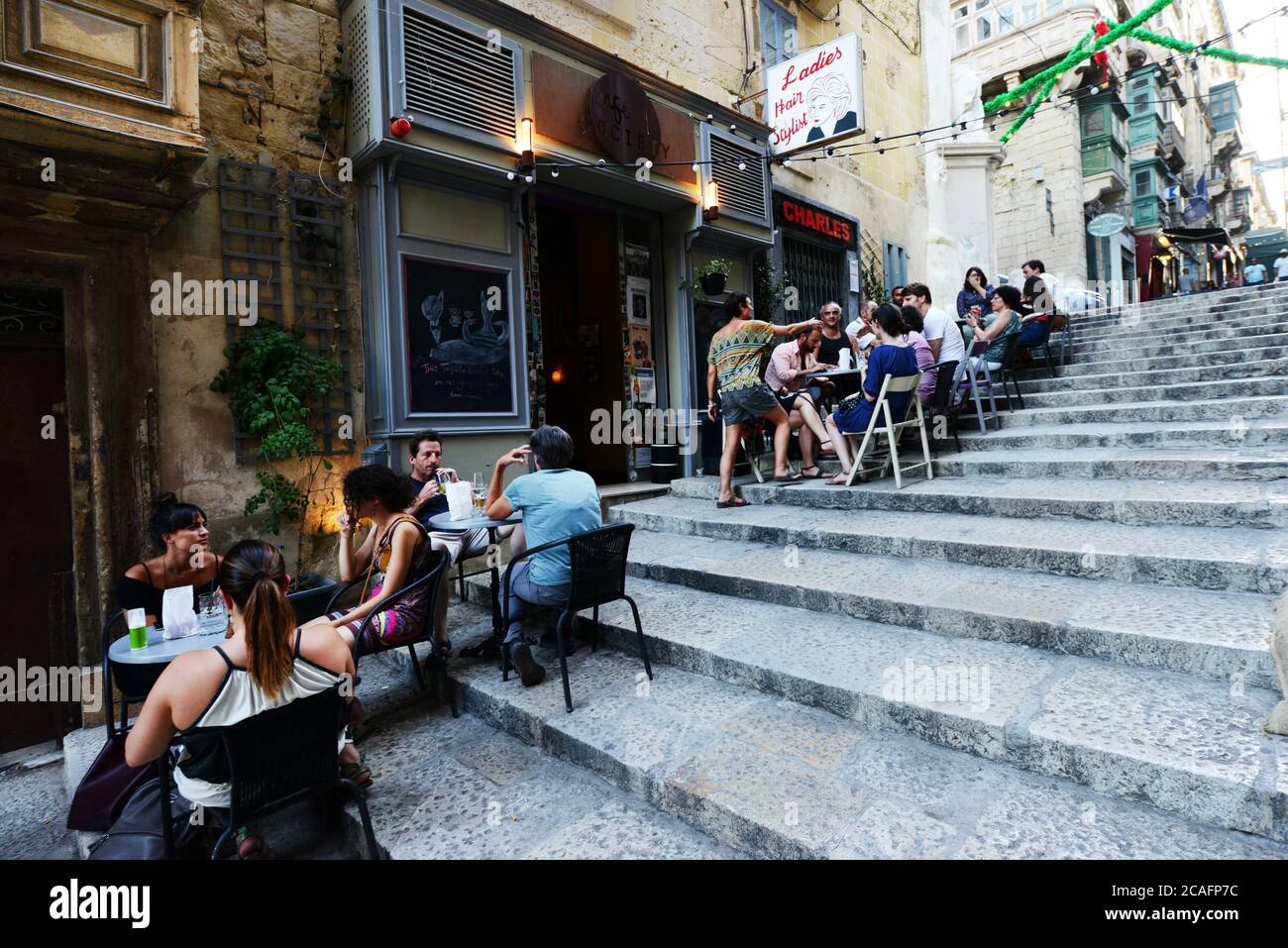 Cafe Society sur Triq San Gwann, dans l'ancien à la commune de la Valette, Malte. Banque D'Images