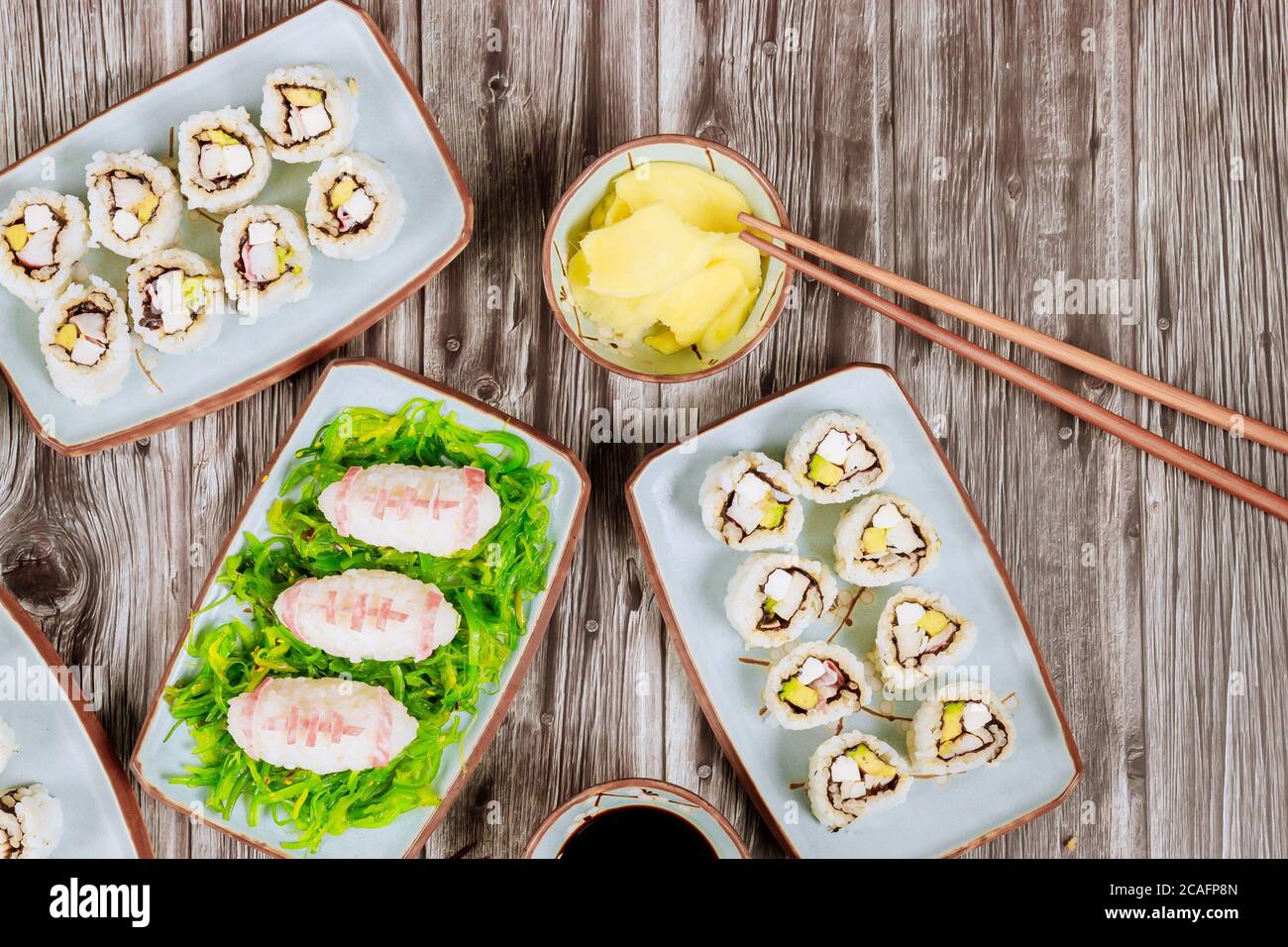 Un jeu de football américain qui propose des plats pour faire la fête à la maison. Cuisine japonaise. Banque D'Images