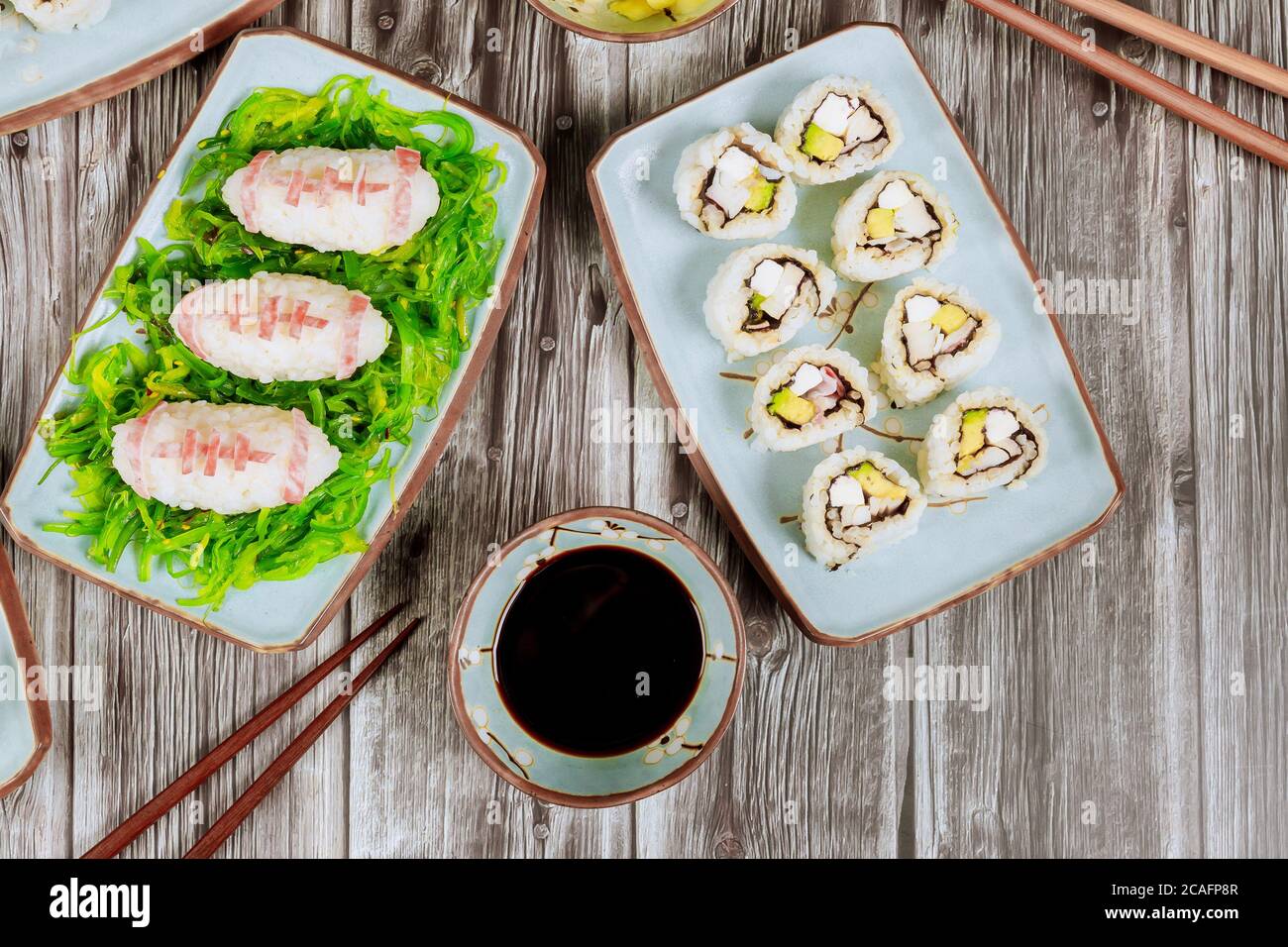 Set de rouleaux de philadelphie avec sushi comme un football et sauce soja pour la partie de football américain. Gros plan. Banque D'Images