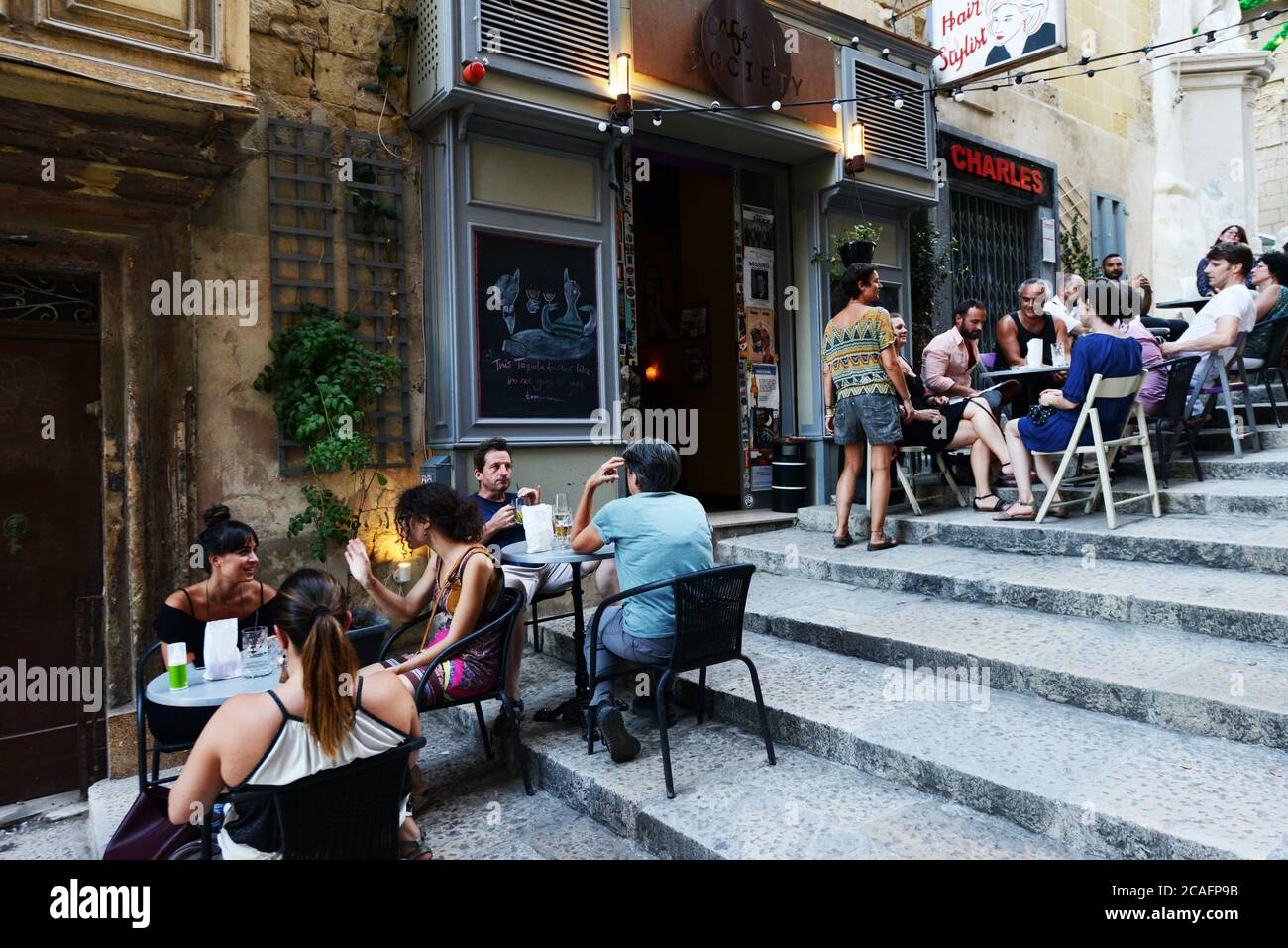 Cafe Society sur Triq San Gwann, dans l'ancien à la commune de la Valette, Malte. Banque D'Images