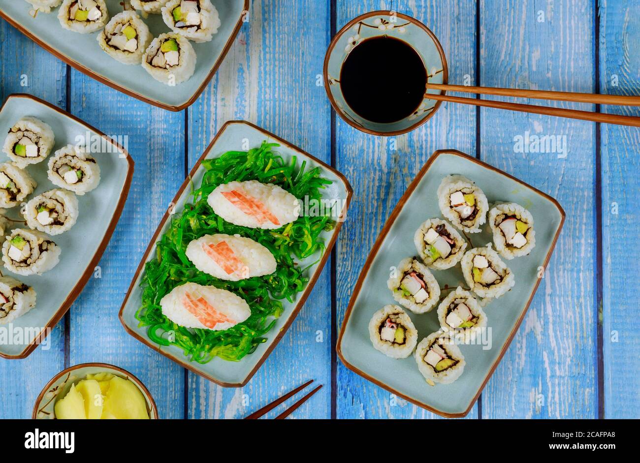 Cuisine asiatique. Lot de sushis philadelphia avec gingembre et bâton de hache. Banque D'Images