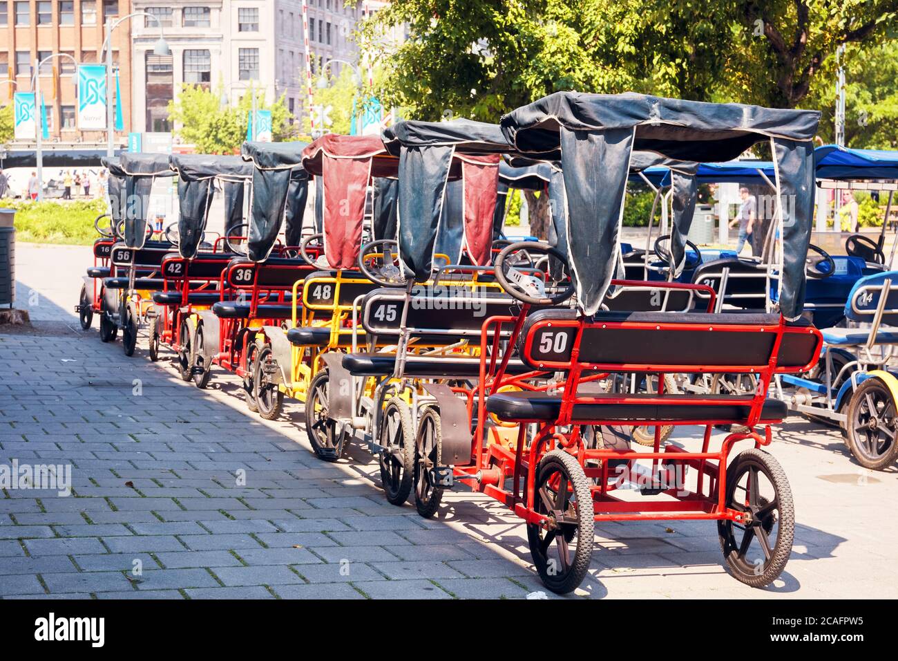 Montréal, Canada - juin 2018 : phaetons ou chariots électriques à piles garés de suite dans le vieux port Montréal, Québec, Canada. Banque D'Images