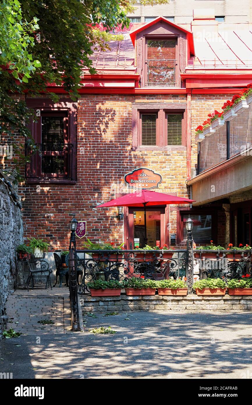 Montréal, Canada - juin 2018 : édifice historique en brique d'un café ou d'un restaurant Bonsecours à Montréal, Québec, Canada. Banque D'Images