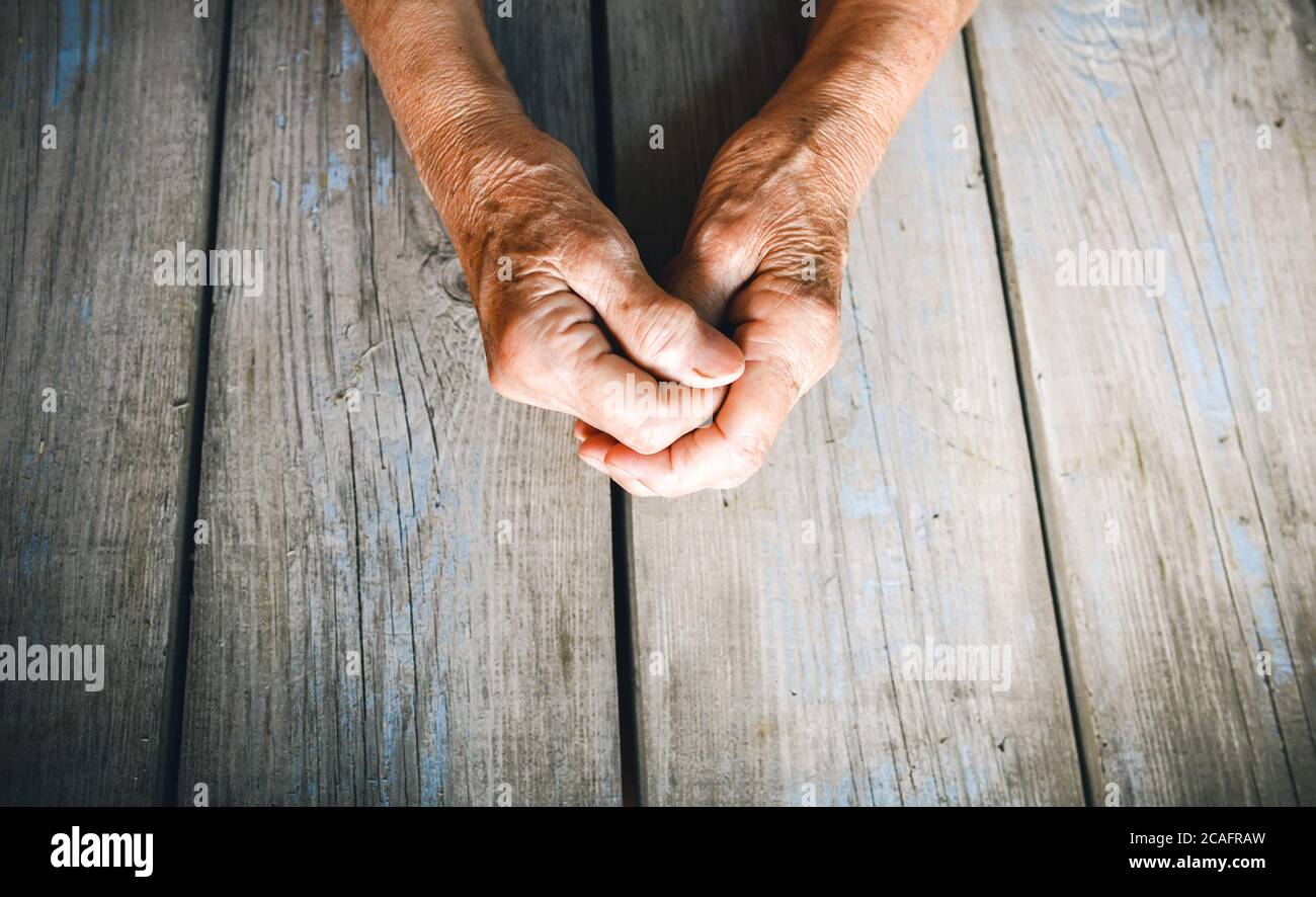 Femme âgée mains sur fond rustique en bois. Femme âgée avec les doigts  croisés. Paumes froissées vers l'avant. Religion, prenez soin, jour des  mères Photo Stock - Alamy