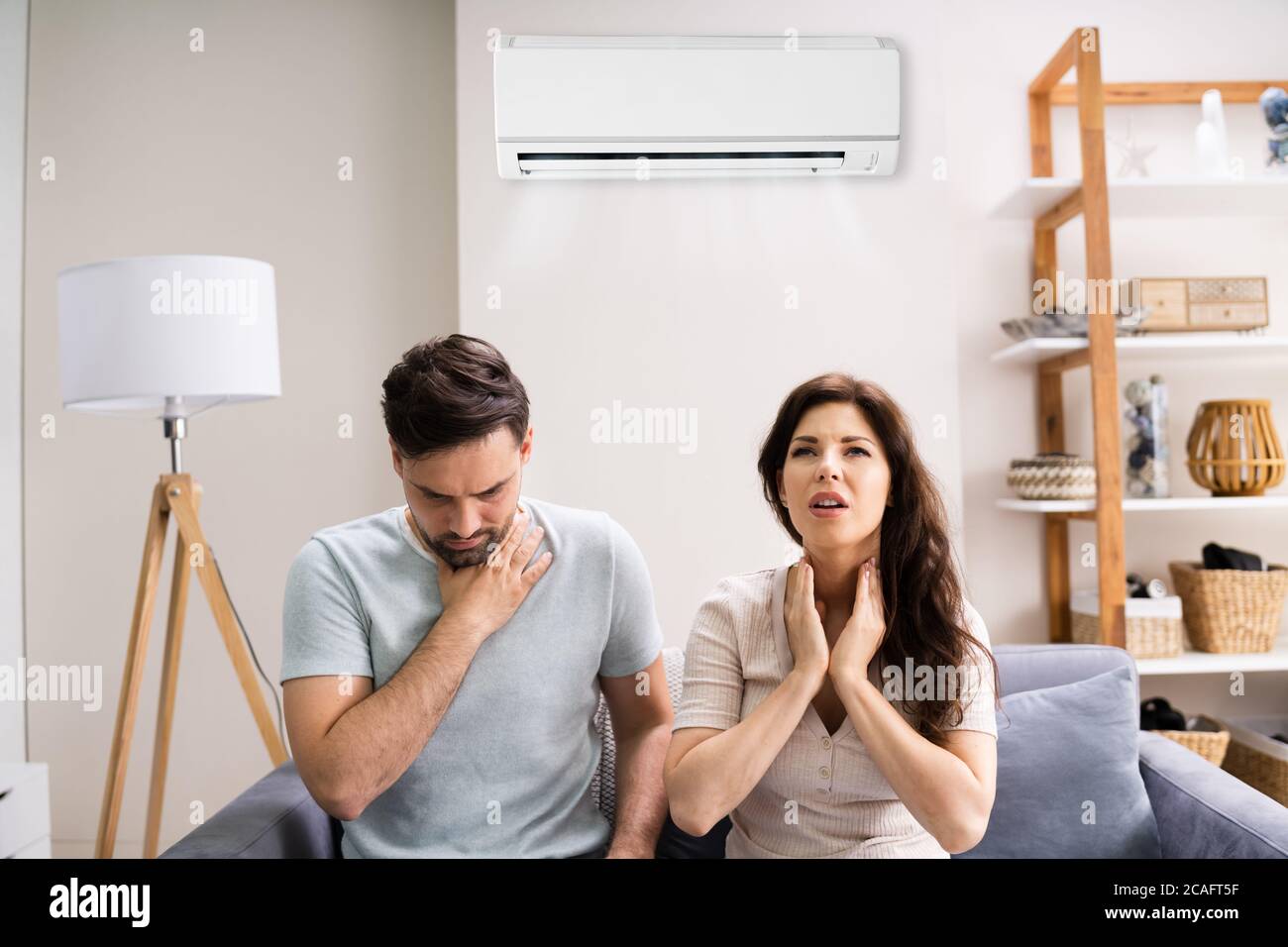 Couple malade ayant froid et mal de gorge de la climatisation Photo Stock -  Alamy