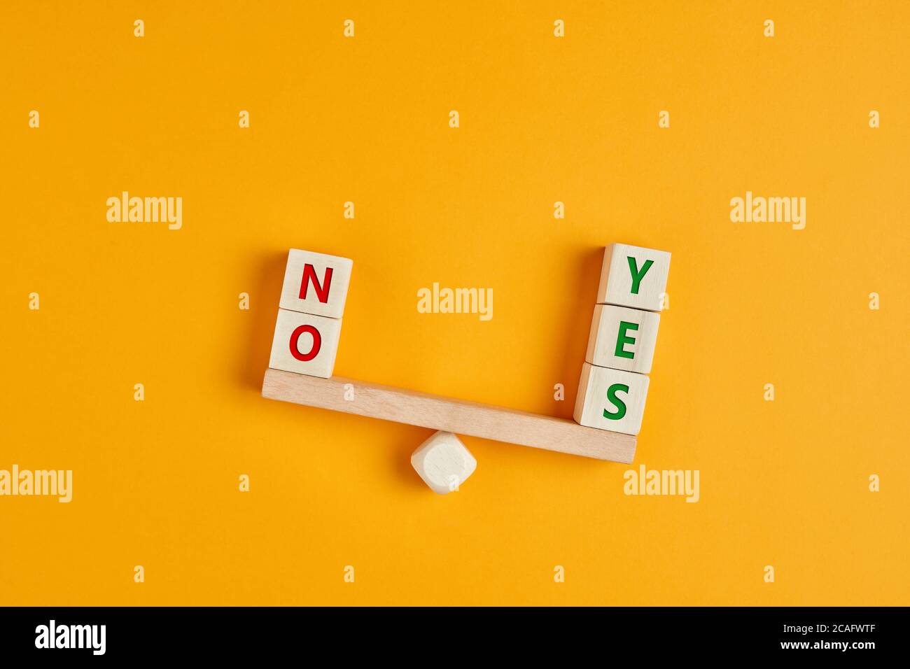 Oui et aucune inscription sur des cubes en bois sur une balançoire de mer avec oui l'emporte sur non Le concept de positivité ou d'attitude positive dans la vie. Banque D'Images