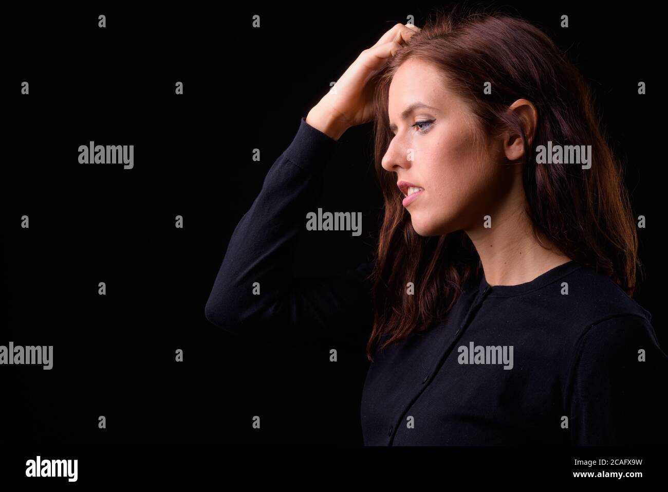 Portrait de jeune belle femme aux cheveux bruns Banque D'Images