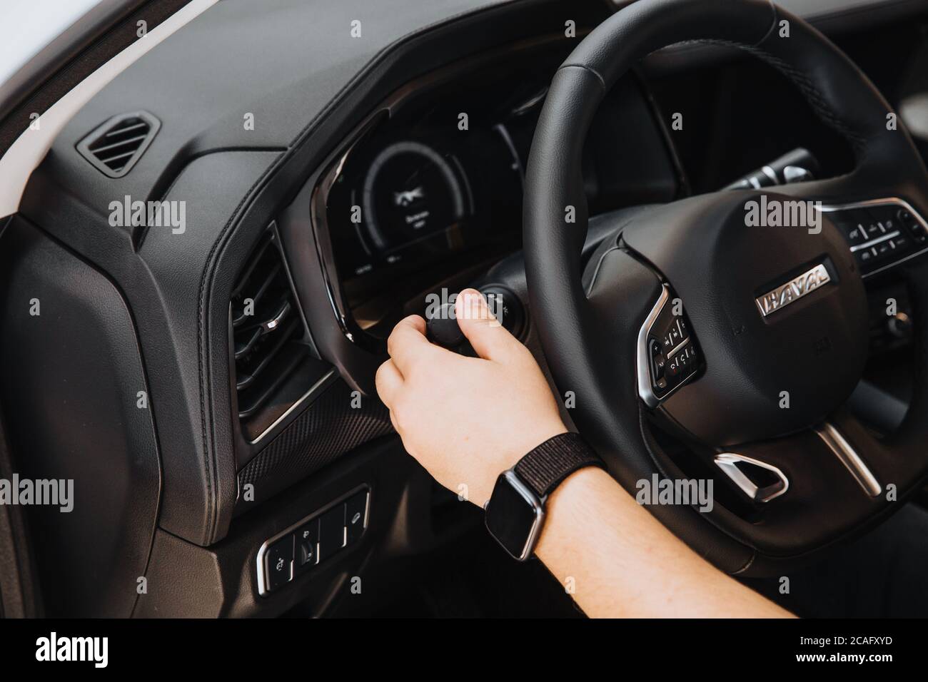 Zaporozhye/Ukraine- novembre 10 2019 : UN homme teste une voiture avant d'acheter. Banque D'Images