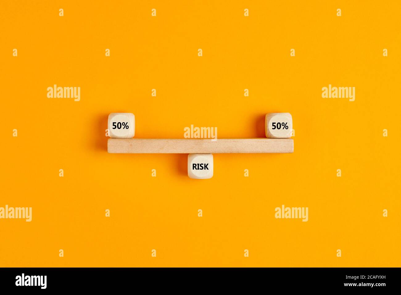 Blocs en bois conçus comme une bascule équilibrée avec la répartition égale des risques de 50 pour cent. Concept d'analyse des risques ou de partage des risques dans l'entreprise. Banque D'Images