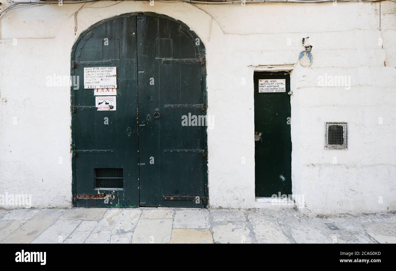 Portes traditionnelles maltaises à la Valette, Malte. Banque D'Images