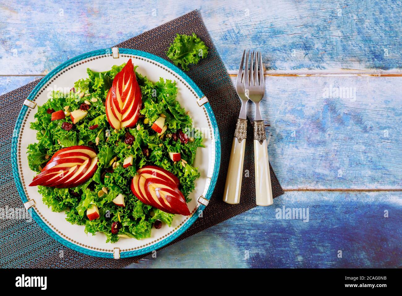 Salade de kale avec pomme rouge, canneberges et graines de tournesol. Concept d'alimentation saine. Banque D'Images