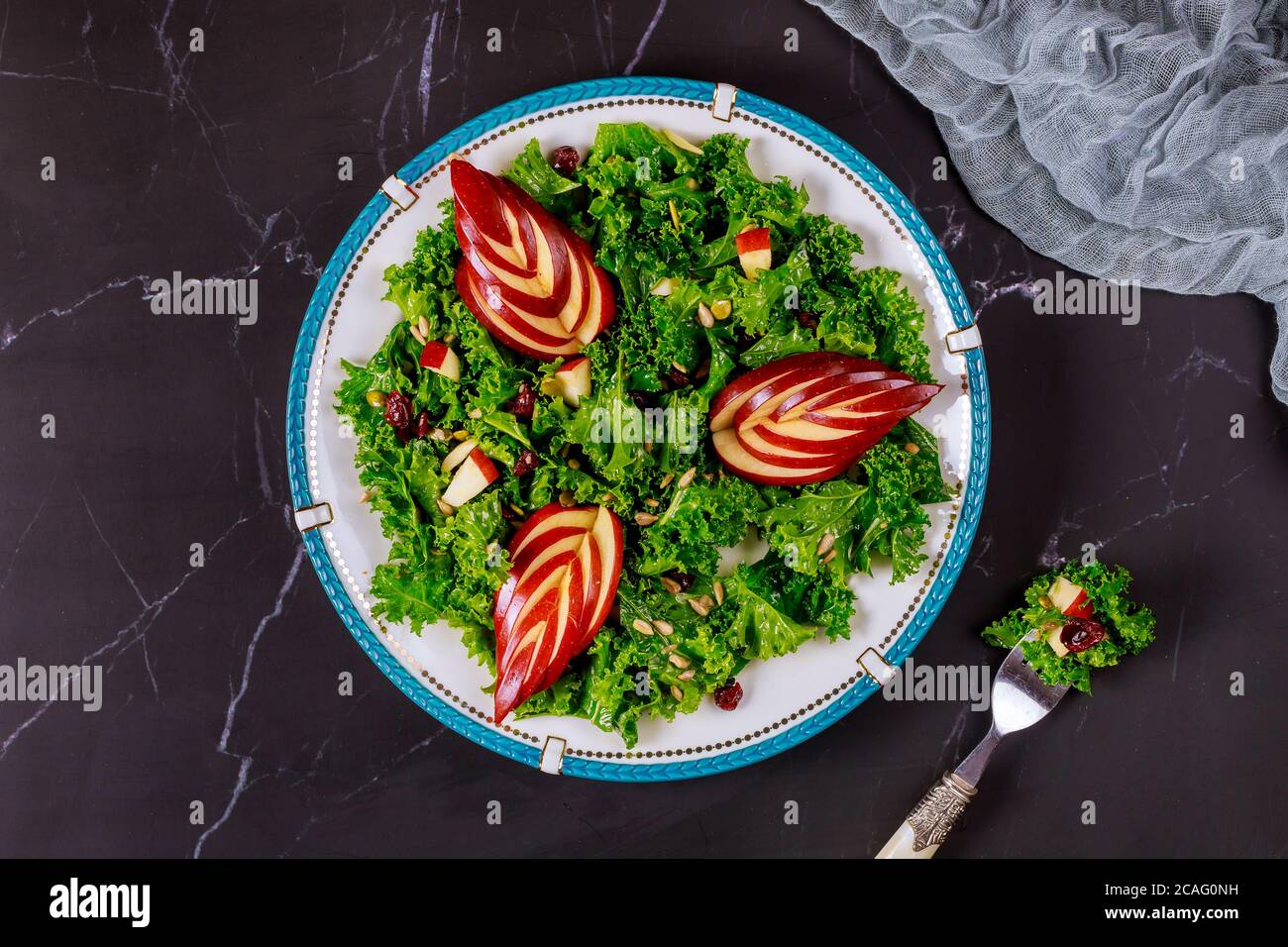 Salade de kale fraîche antioxydante avec des tranches de pomme rouge et de canneberge. Banque D'Images