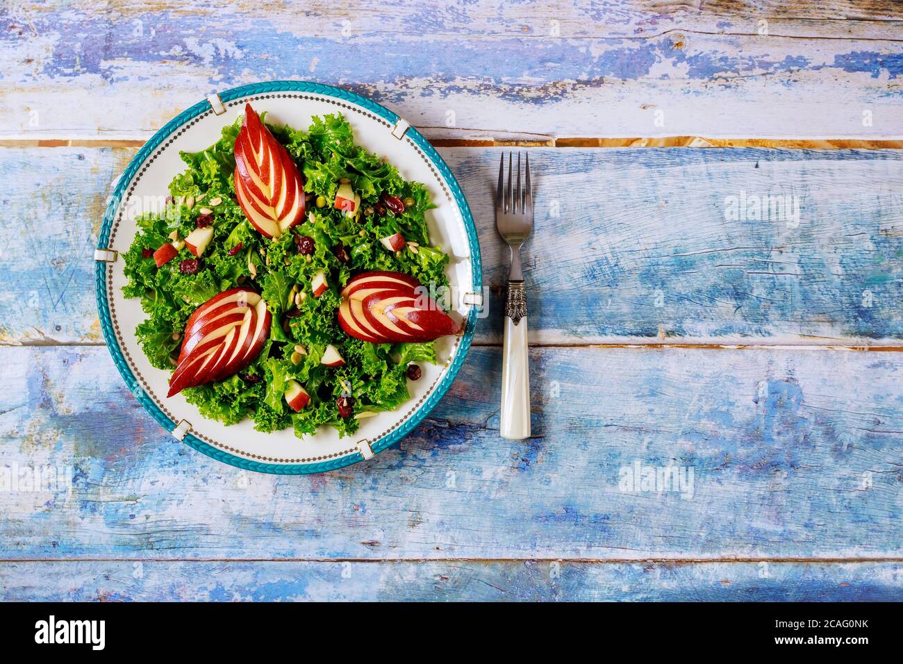 Salade délicieuse avec kale vert, canneberge et pomme rouge. Concept d'alimentation saine. Banque D'Images