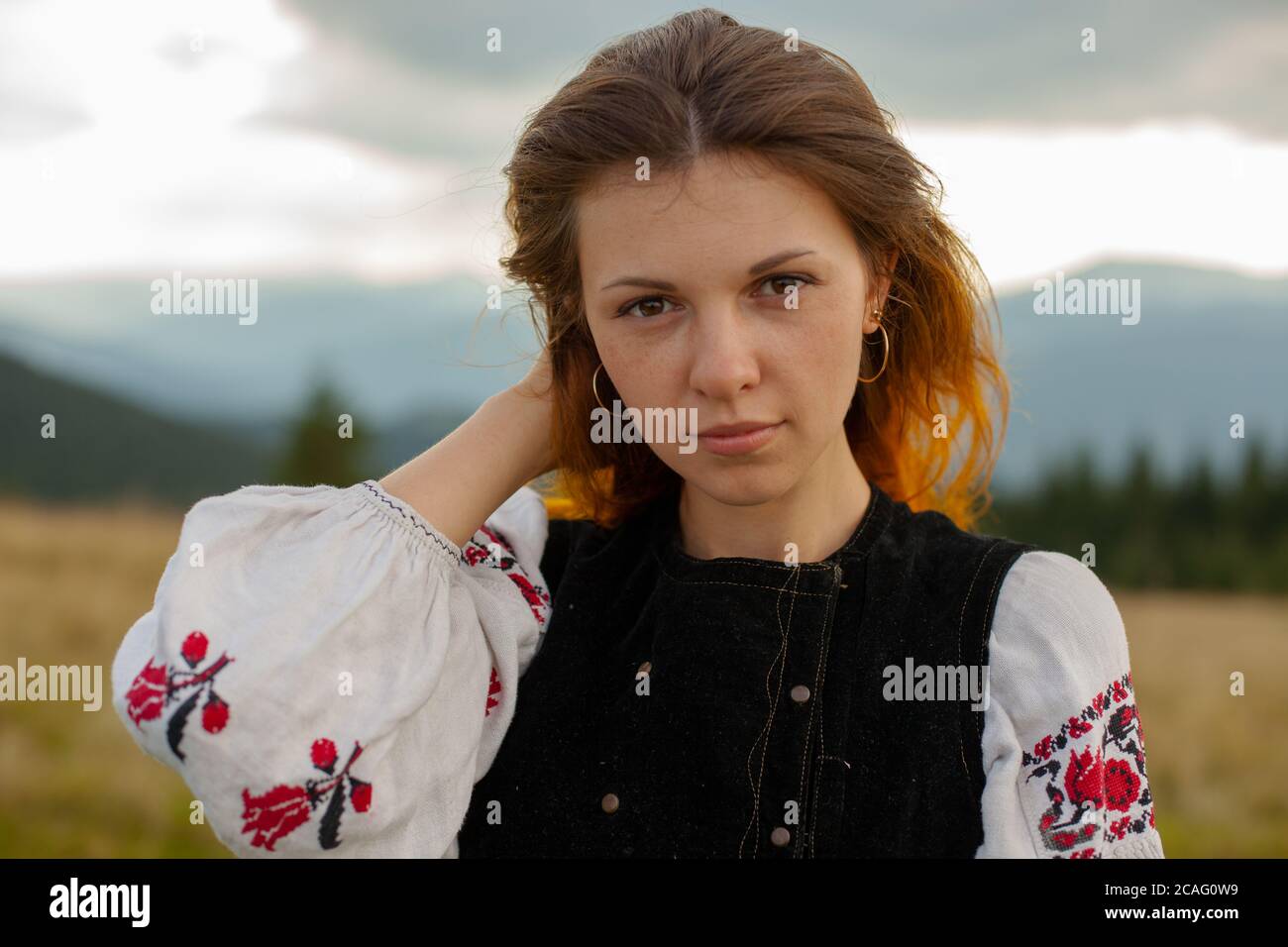 portrait d'une fille en broderie dans les carpates sur un jour d'été nuageux Banque D'Images