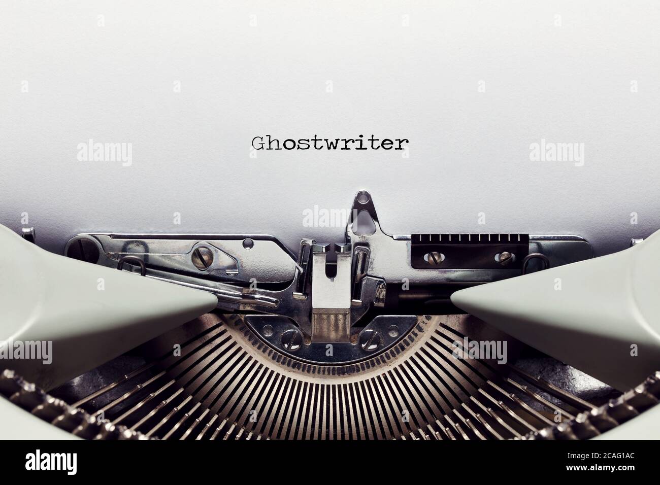 Le mot ghostwriter tapé sur le papier avec une machine à écrire vintage. Vue rapprochée de la pose à plat Banque D'Images