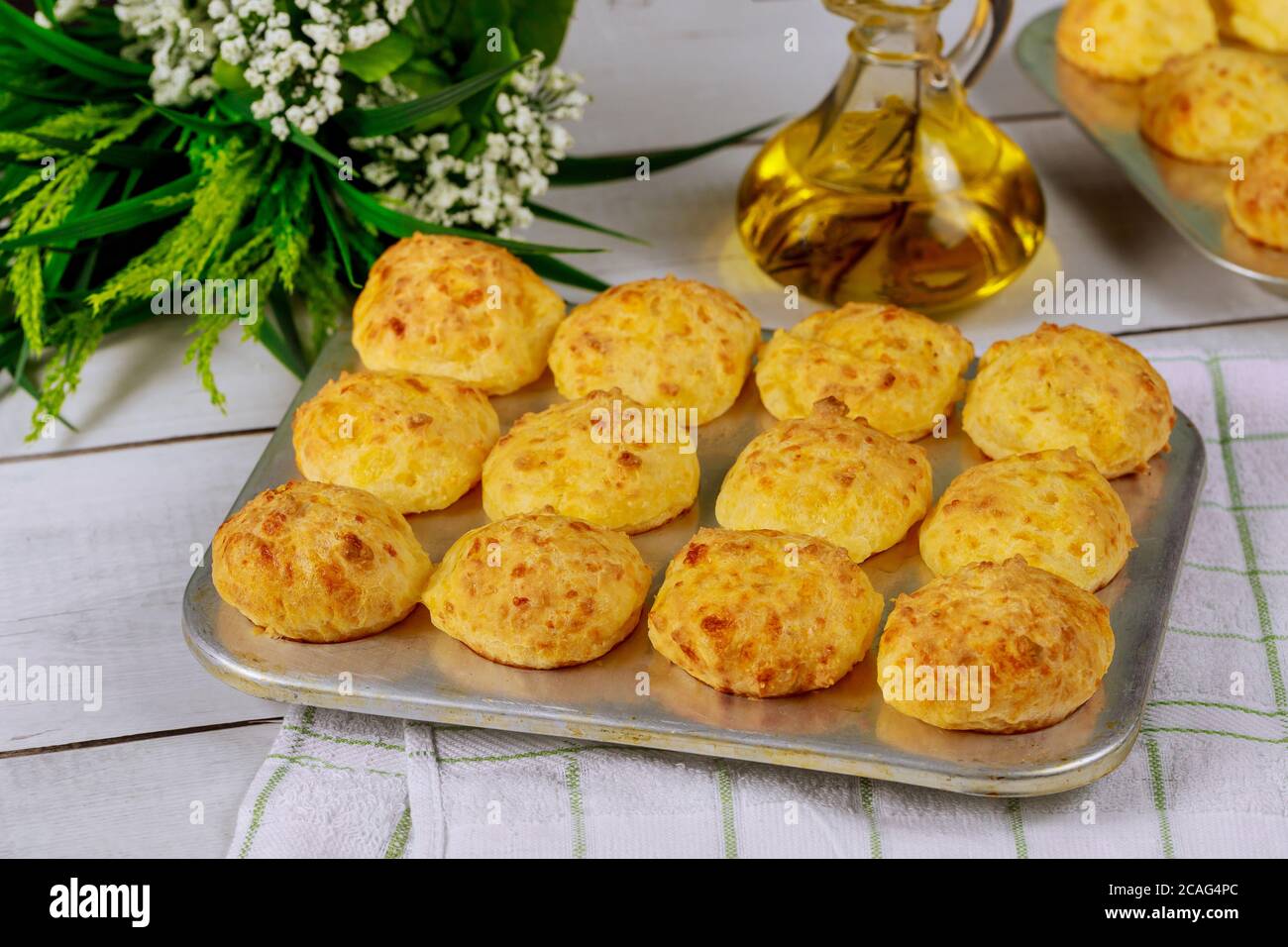 Pain au fromage brésilien cuit dans un moule à pain avec de l'huile sur une table en bois. Banque D'Images