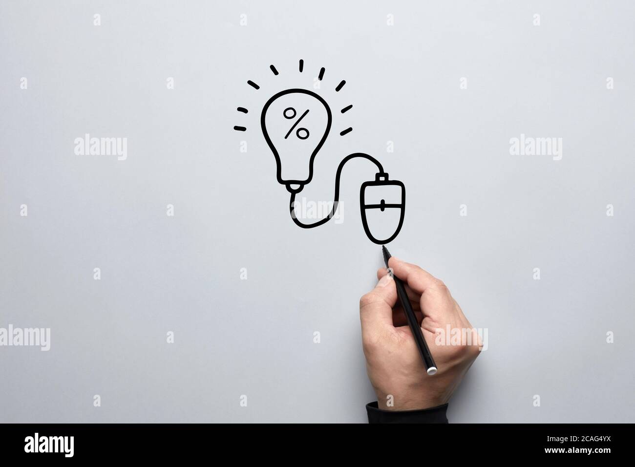 Payer par clic (PPC) stratégie de marketing ou concept de modèle d'affaires. Main mâle dessin d'une souris d'ordinateur connectée à une ampoule avec icône de pourcentage de partage Banque D'Images